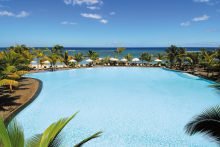 Victoria Beachcomber Resort & Spa op Mauritius heeft een groot zwembad met een mooi uitzicht op de zee